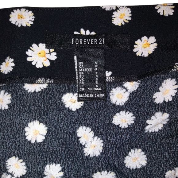 Forever 21 Black Skirt with Daisies , Lacey Trim , and a Small Side Slit 🌼🌼🌼 - Picture 7 of 7